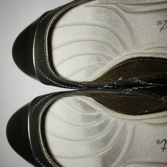 Quilted Shimmer heeled dress shoe. - Picture 10 of 13